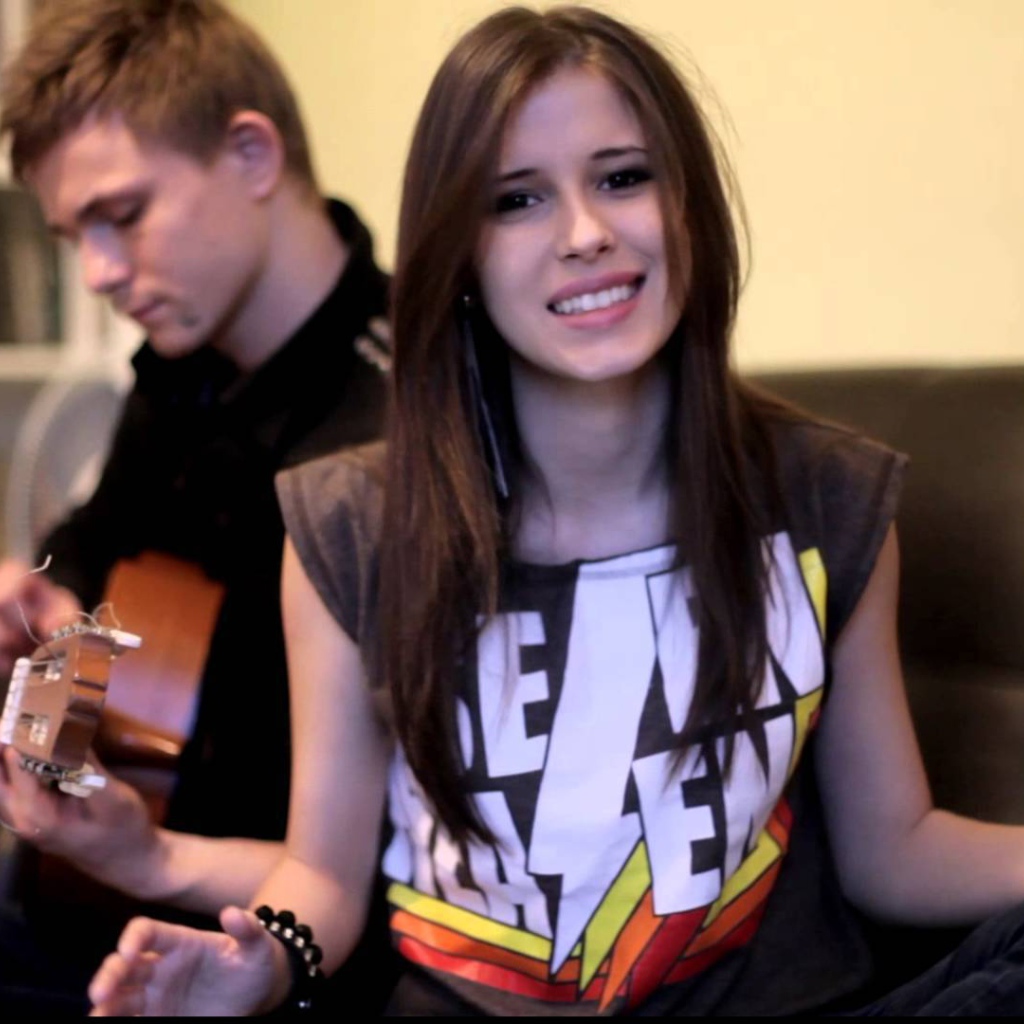 Эльвира Т поет под гитару