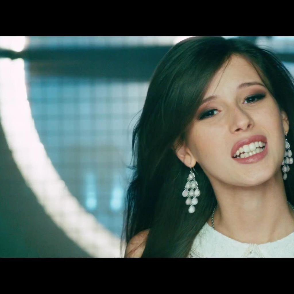 Эльвира Т улыбается