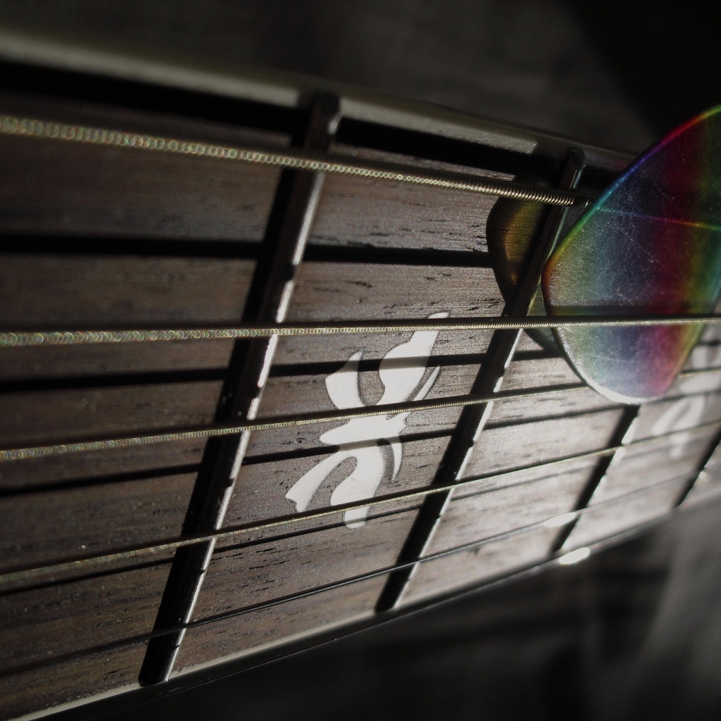 Гриф гитары с медиатором