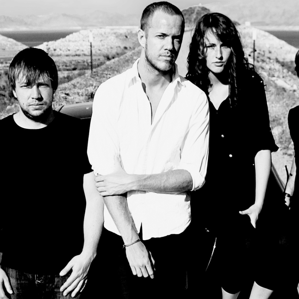 себе дракона: вся группа в пустыне