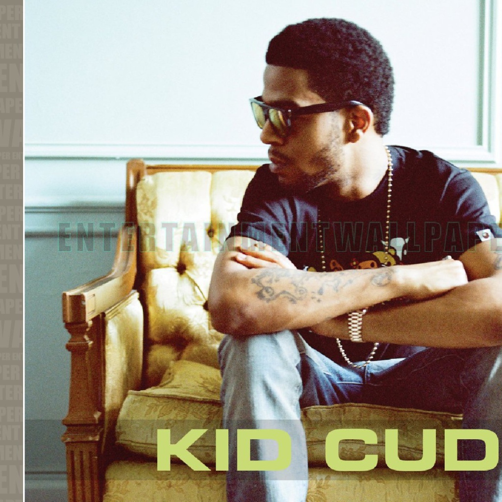 Kid Cudi сидит на желтом диване