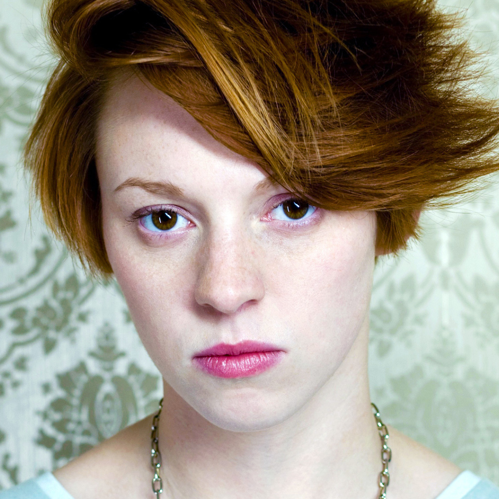 La Roux в зеленом фоне