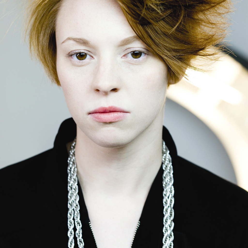 La Roux в серебряной цепочке