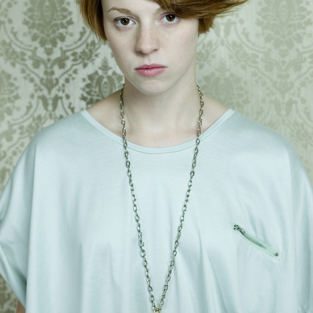 La Roux в белой футболке