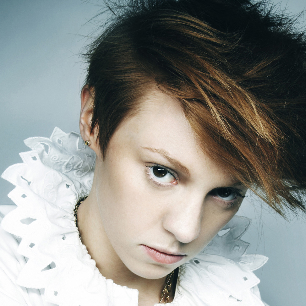 La Roux в белой рубашке