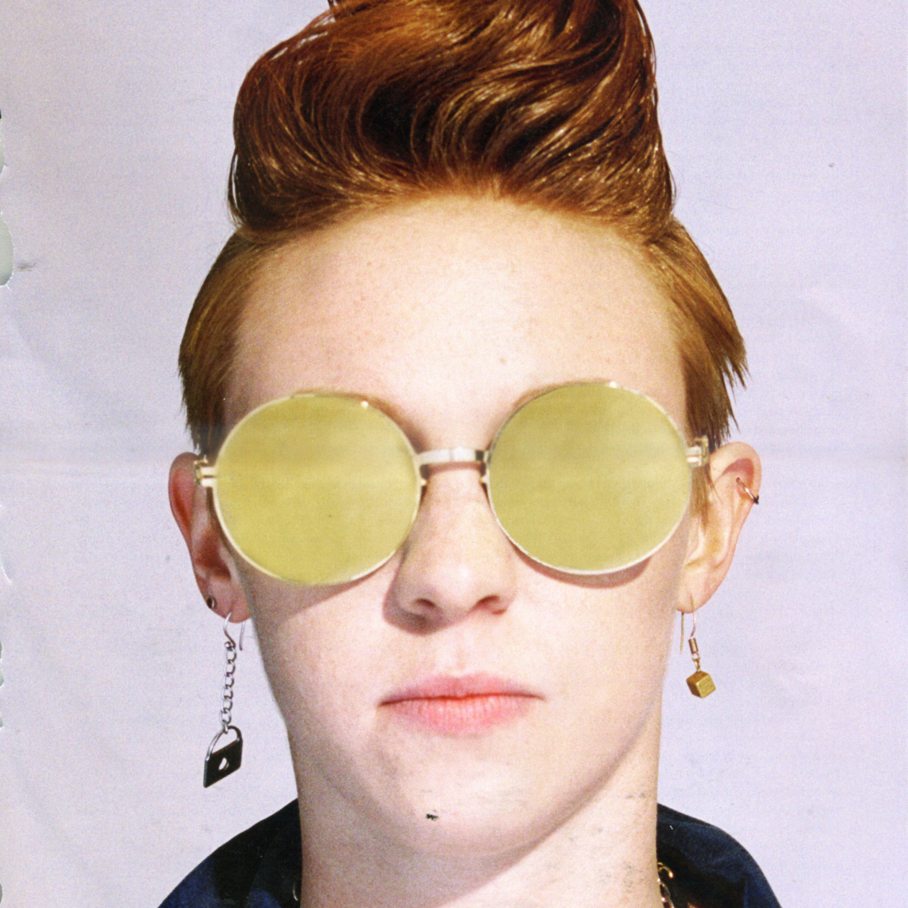 La Roux в желтых очках
