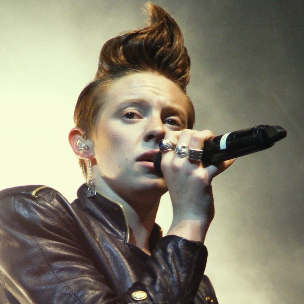La Roux поет свои песни