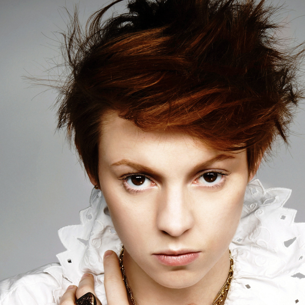 La Roux сердитый взгляд