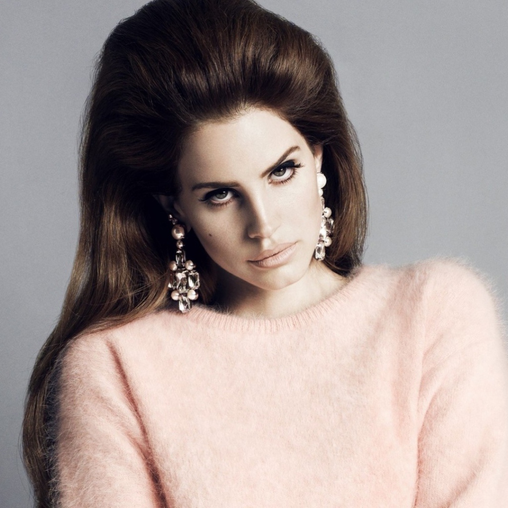Lana Del Rey прекрасный розовый свитер