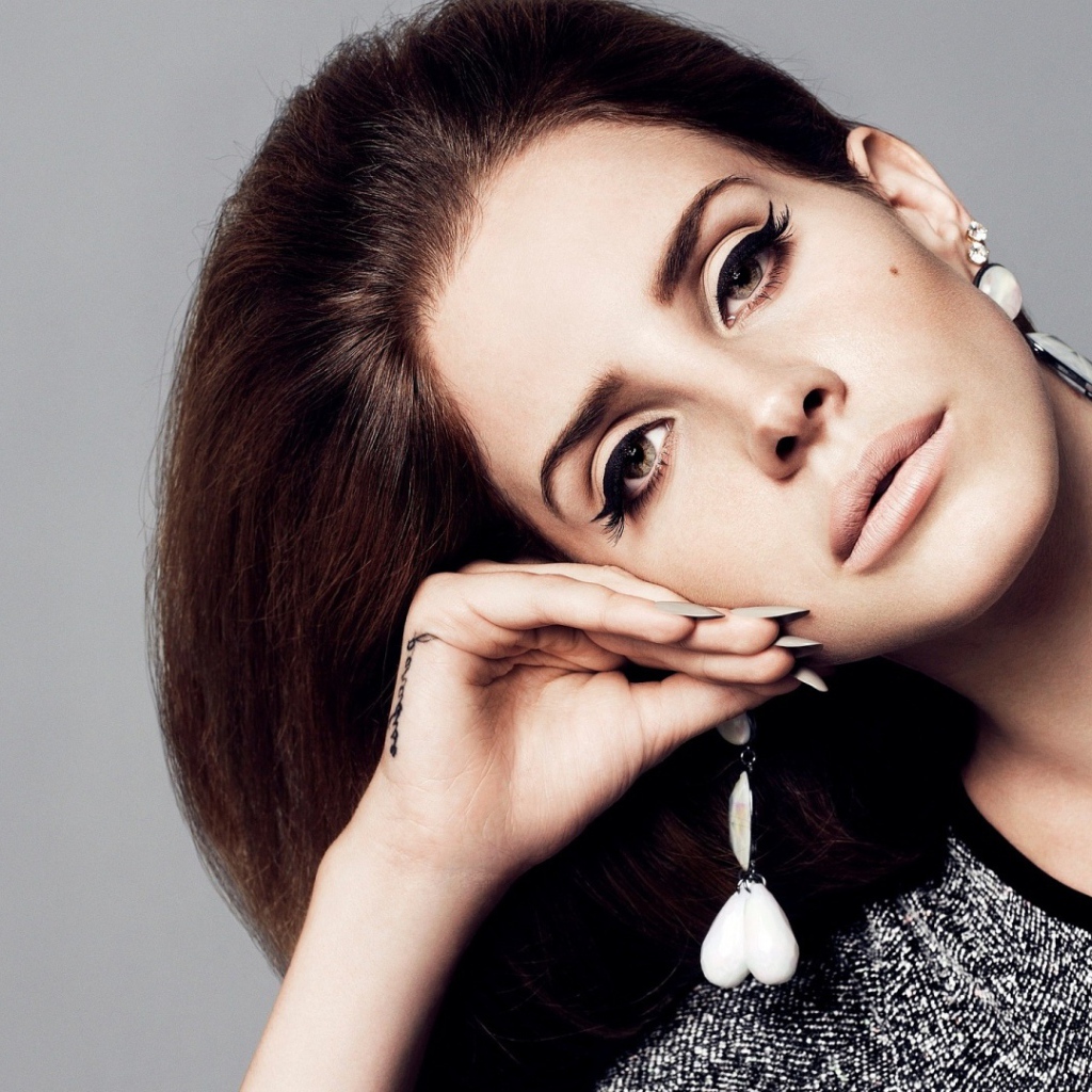 Lana Del Rey позирует для камеры