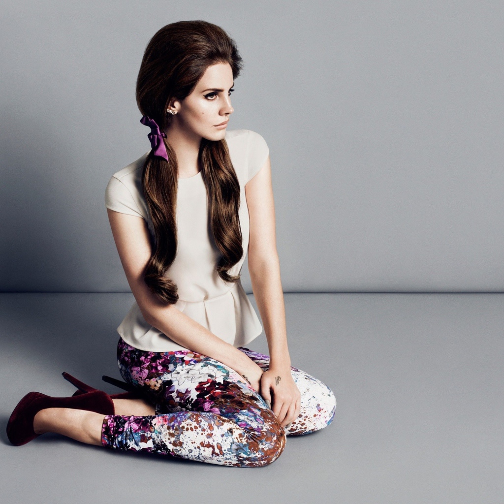 Lana Del Rey, сидя на полу