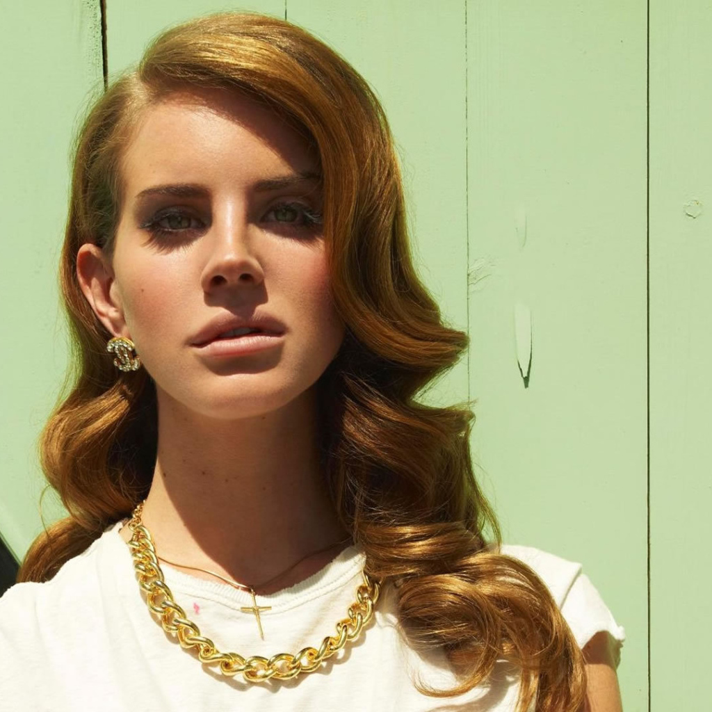 Lana Del Rey курит сигарету