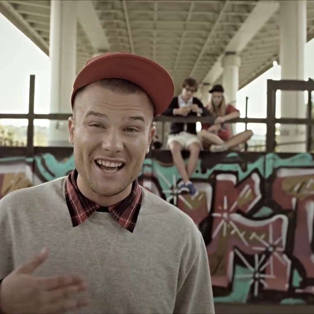 Макс Корж около граффити