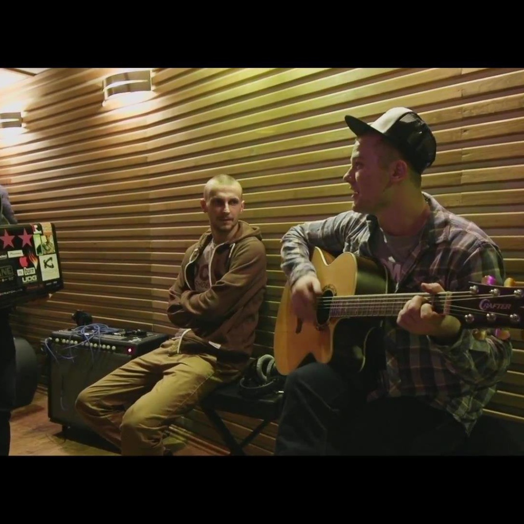 Макс Корж играет на гитаре