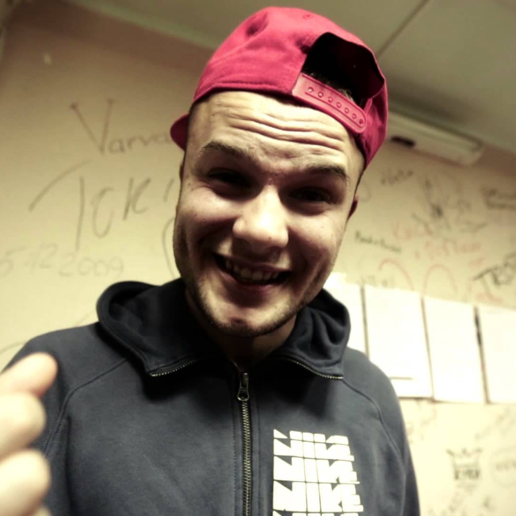 Макс Корж поет песню Небо