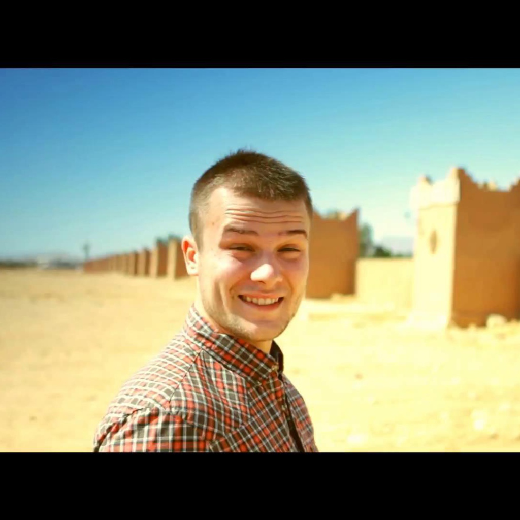 Макс Корж поет песню Небо поможет нам