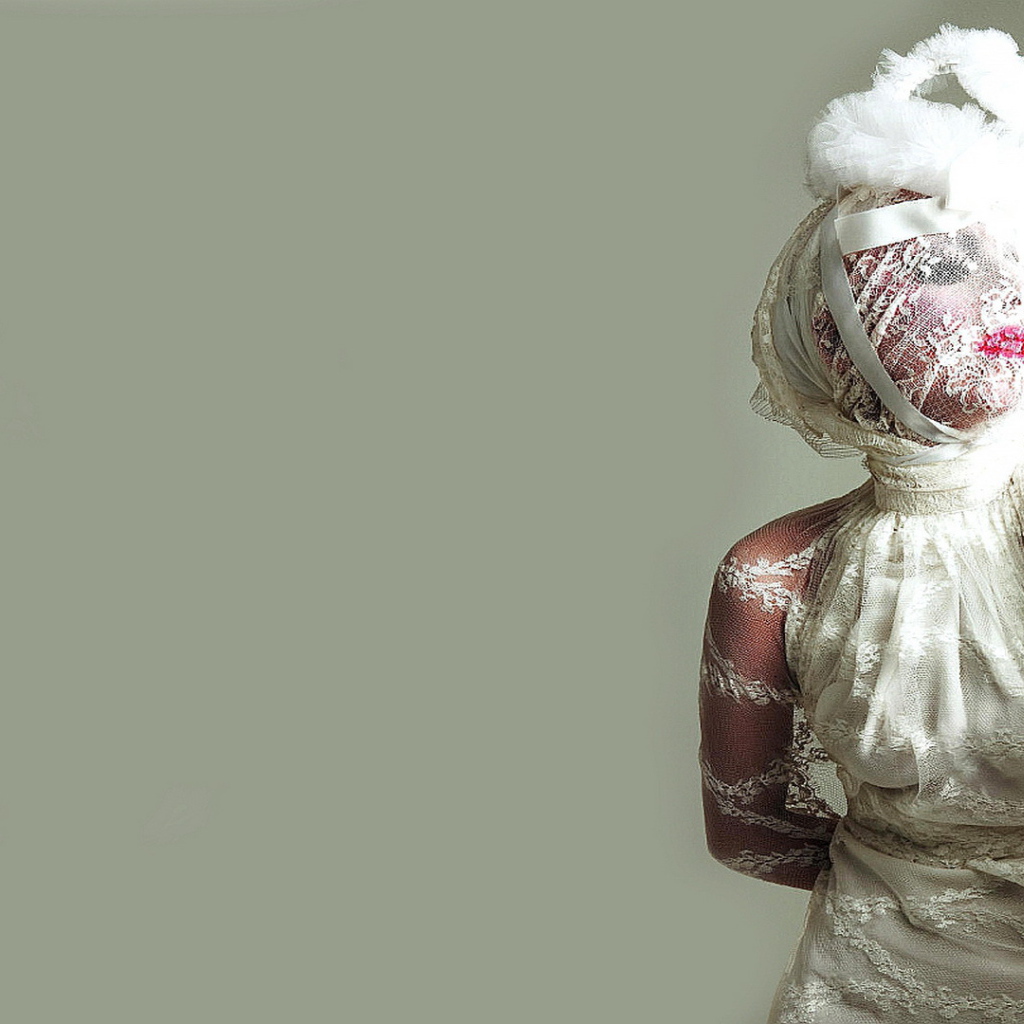 Эпатажная певица Леди Гага на светлом фоне