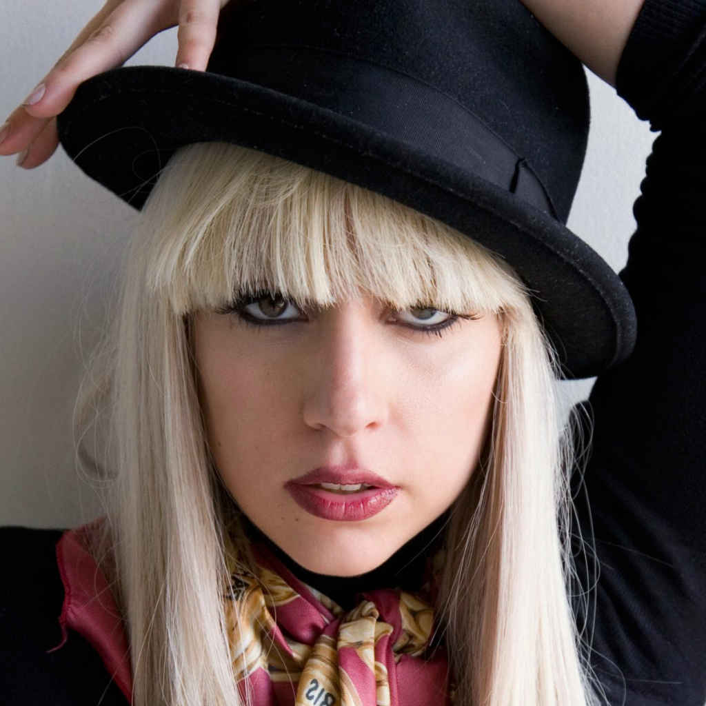 Эпатажная певица Леди Гага в шляпе