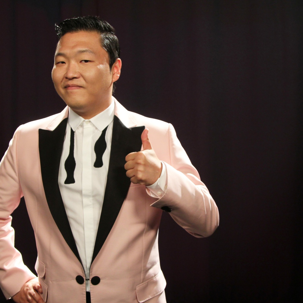 PSY в костюме