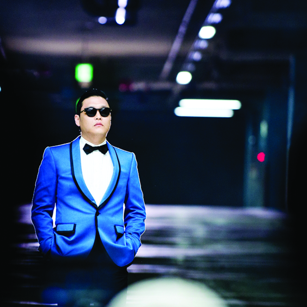 PSY в голубом костюме