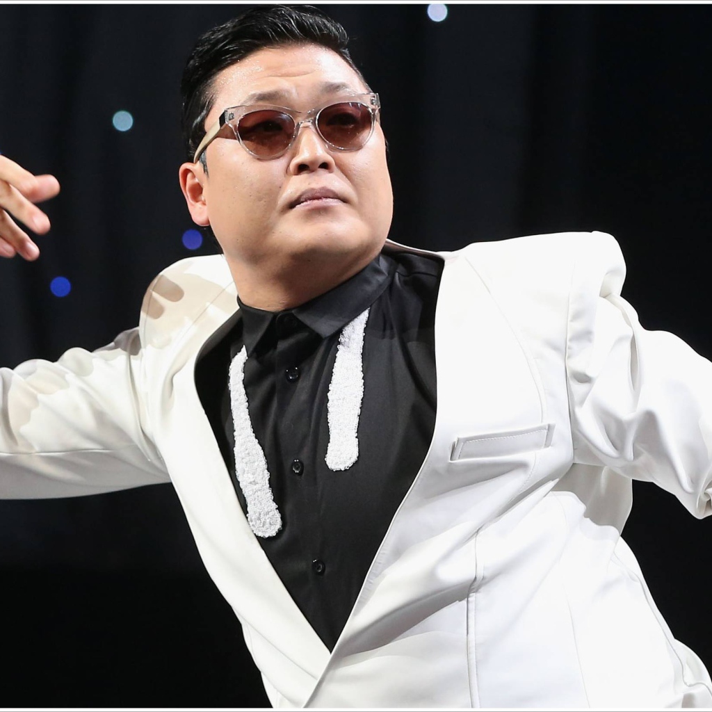 PSY в белом пиджаке