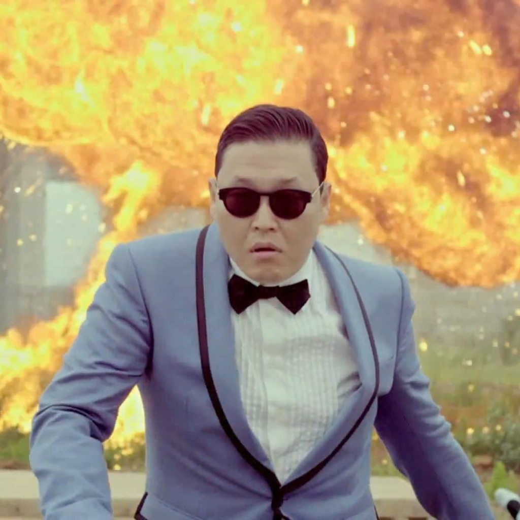 PSY на фоне взрыва