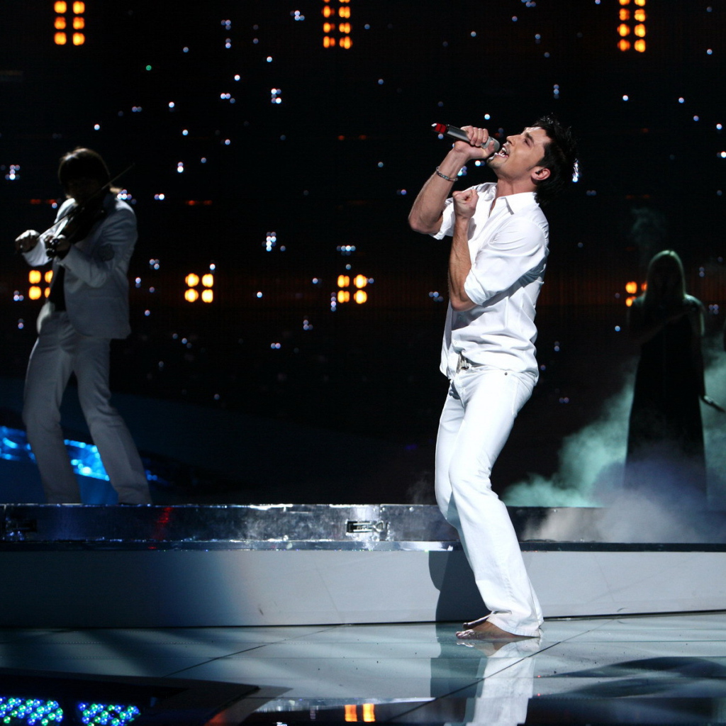 Исполнитель Дима Билан на концерте