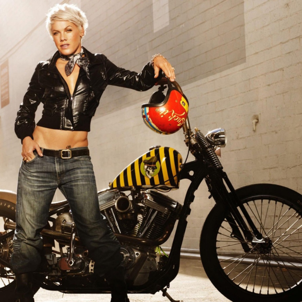 Pink около байка