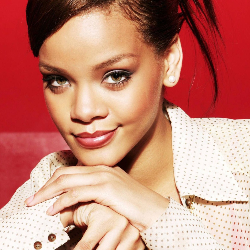 Rihanna в белой рубашке