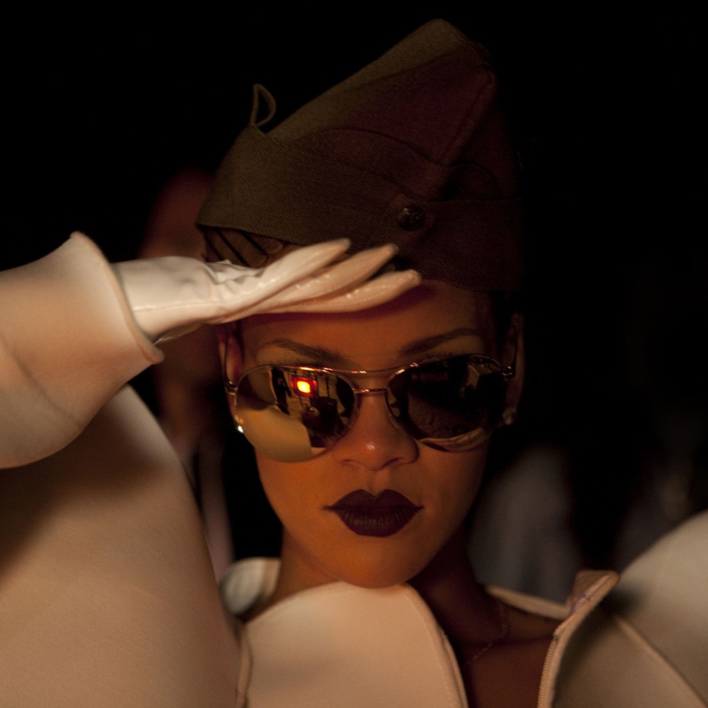 Рианна позирует как солдат