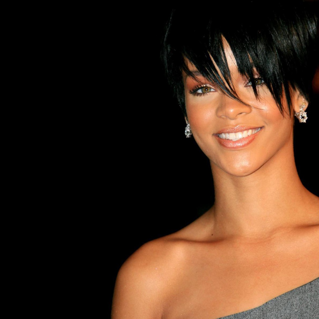  Rihanna с милой улыбкой