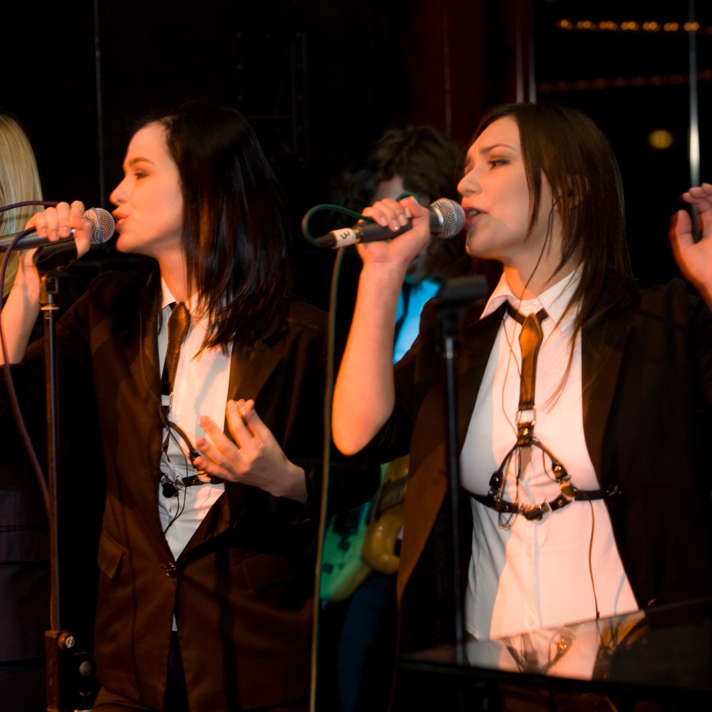 Группа Серебро исполняет песню Mi mi mi