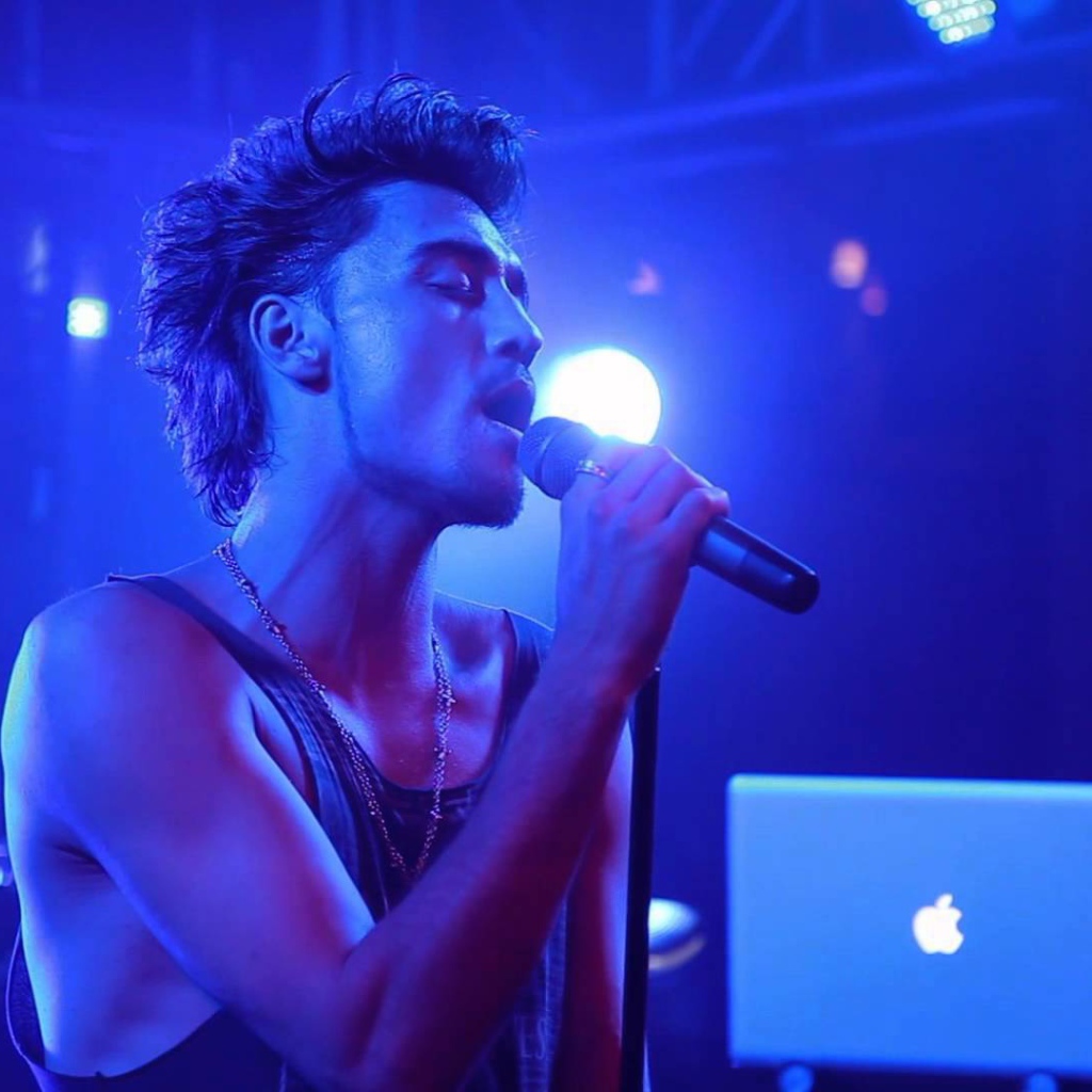 Певец Дима Билан поет песню Малыш