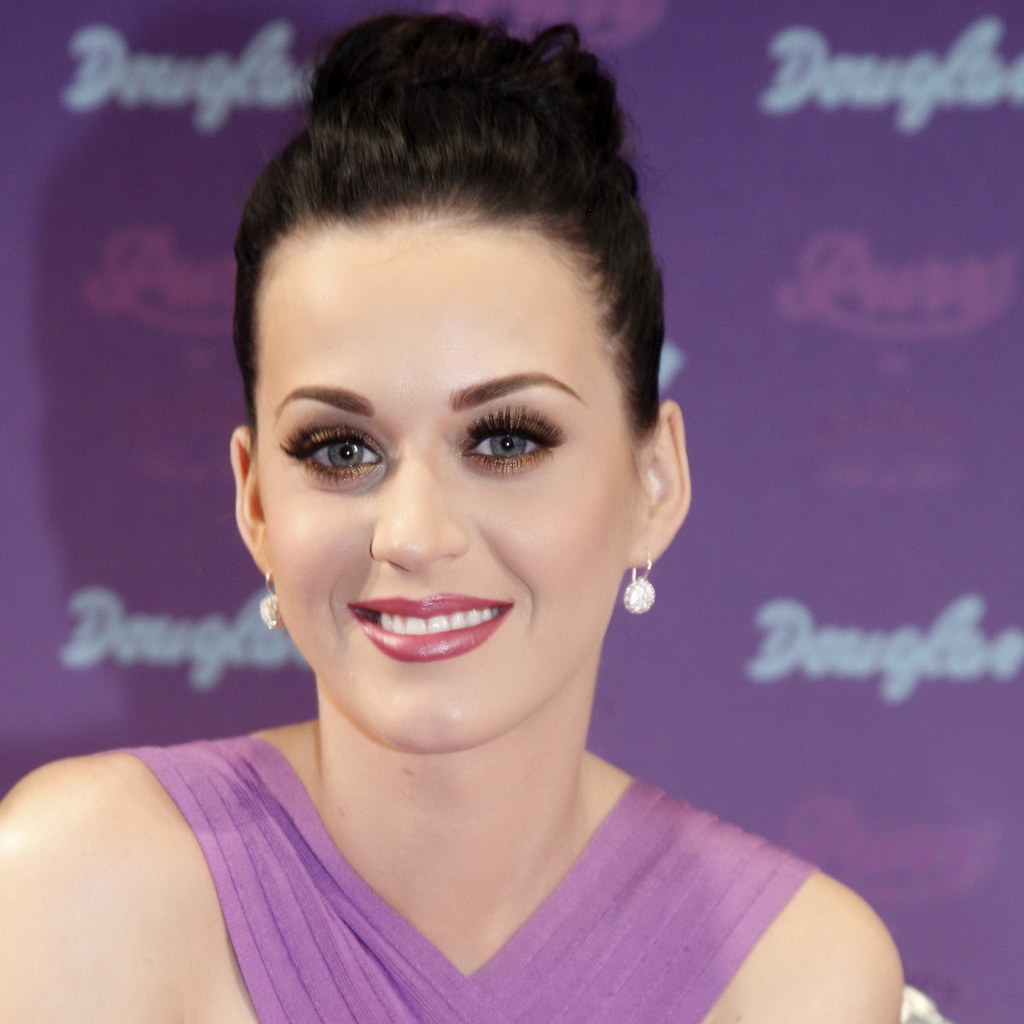 Певица Кэти Перри на пресс конференции