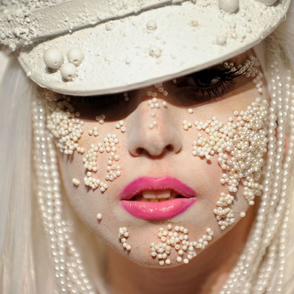 Певица Леди Гага в бусинках