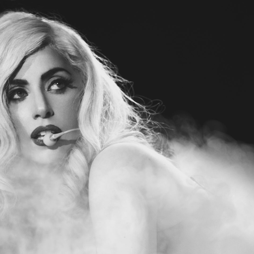 Певица Леди Гага выступает