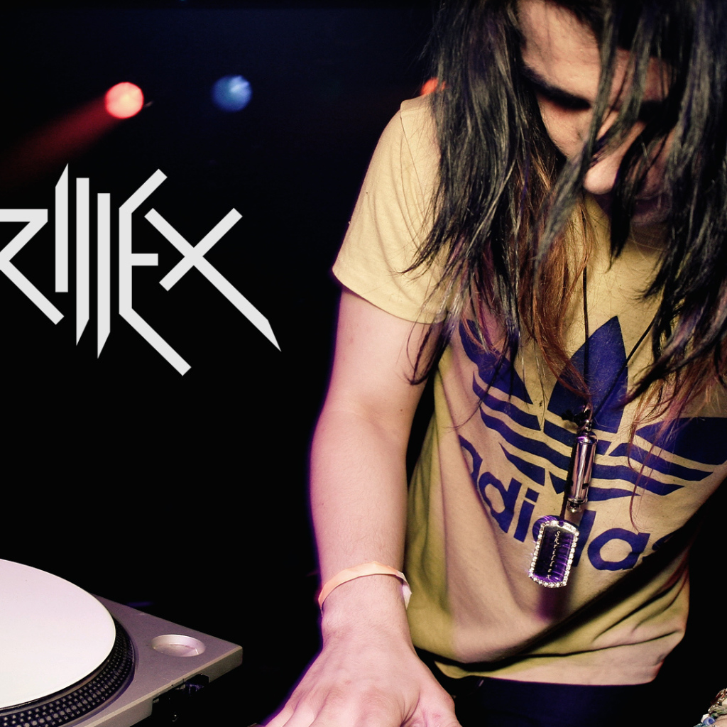 Skrillex в Adidas желтой футболке