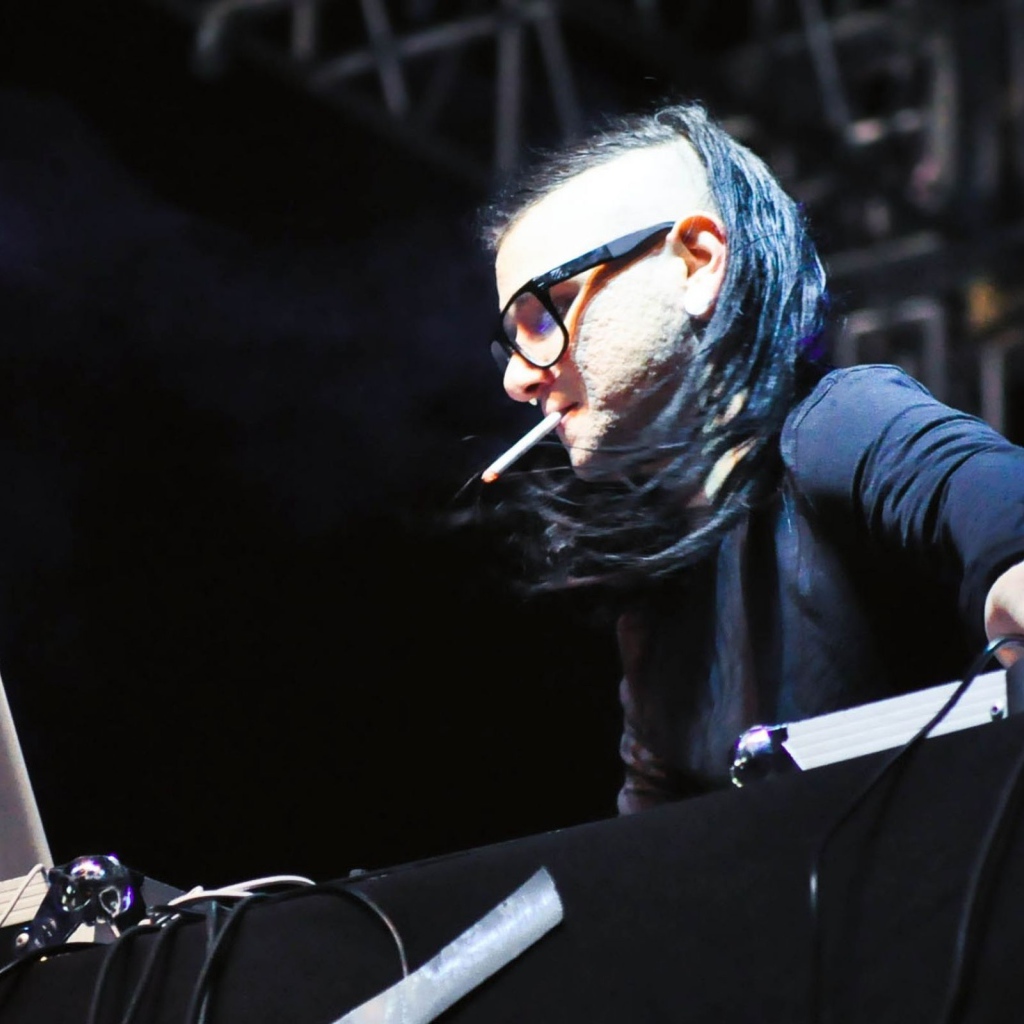 Skrillex курит сигарету во время выступления