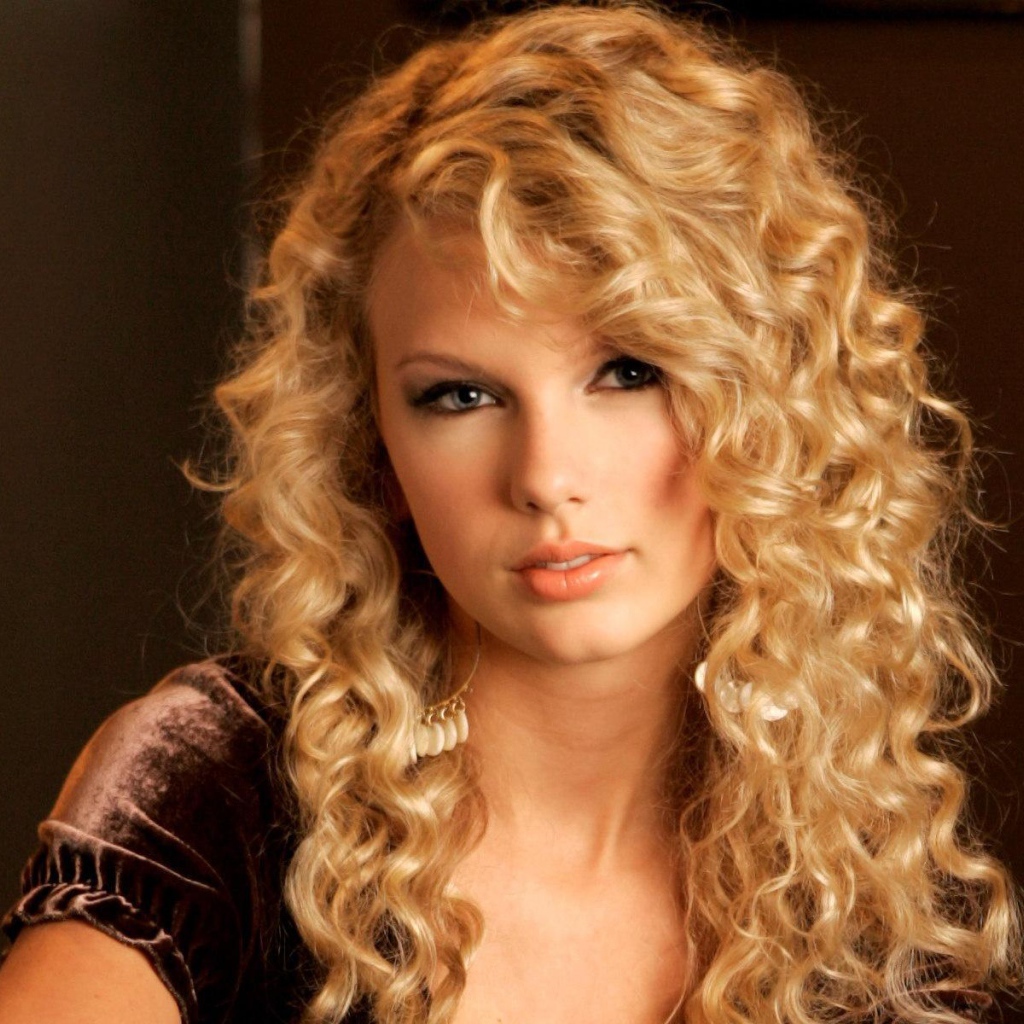 Taylor Swift вьющиеся волосы