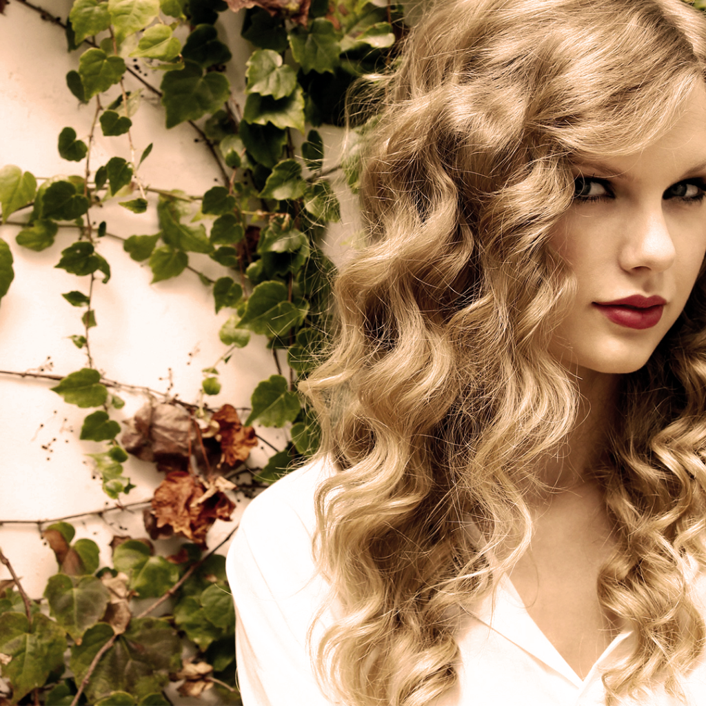 Taylor Swift в саду