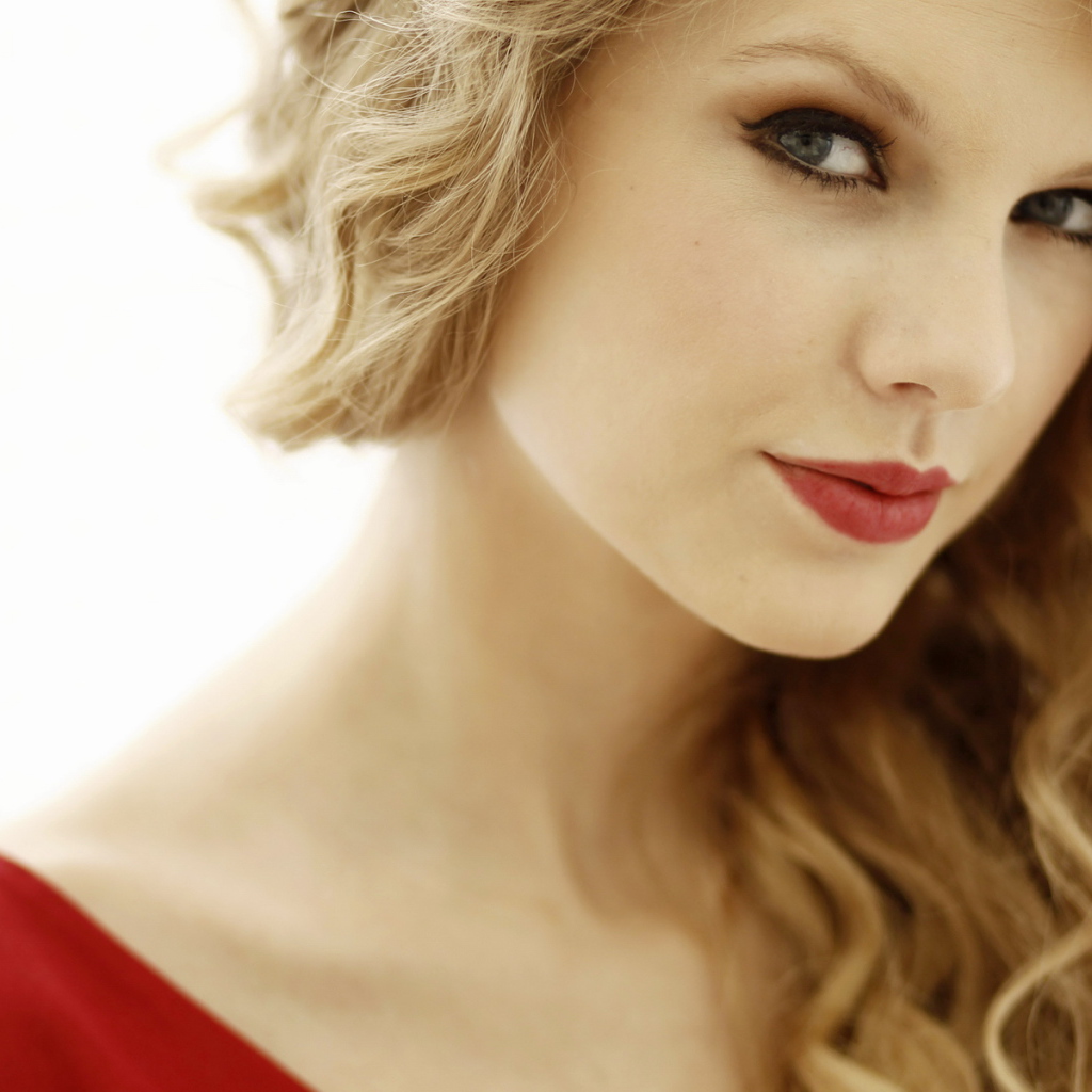 Taylor Swift в красном платье