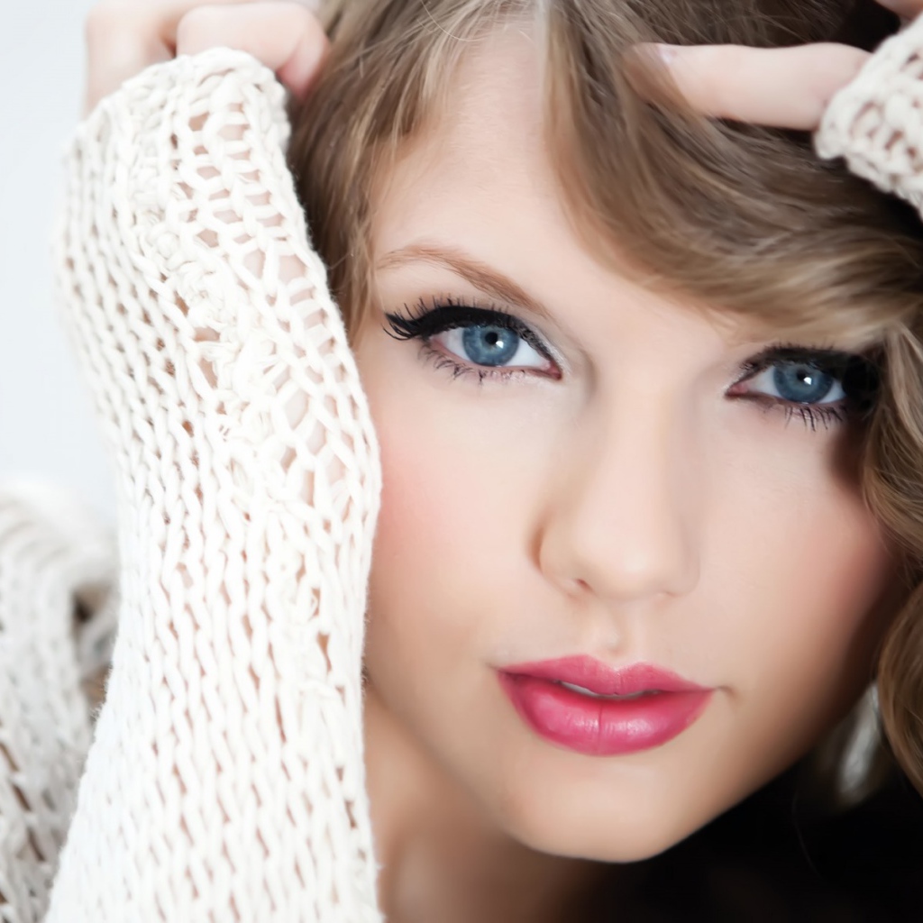 Taylor Swift в свитере