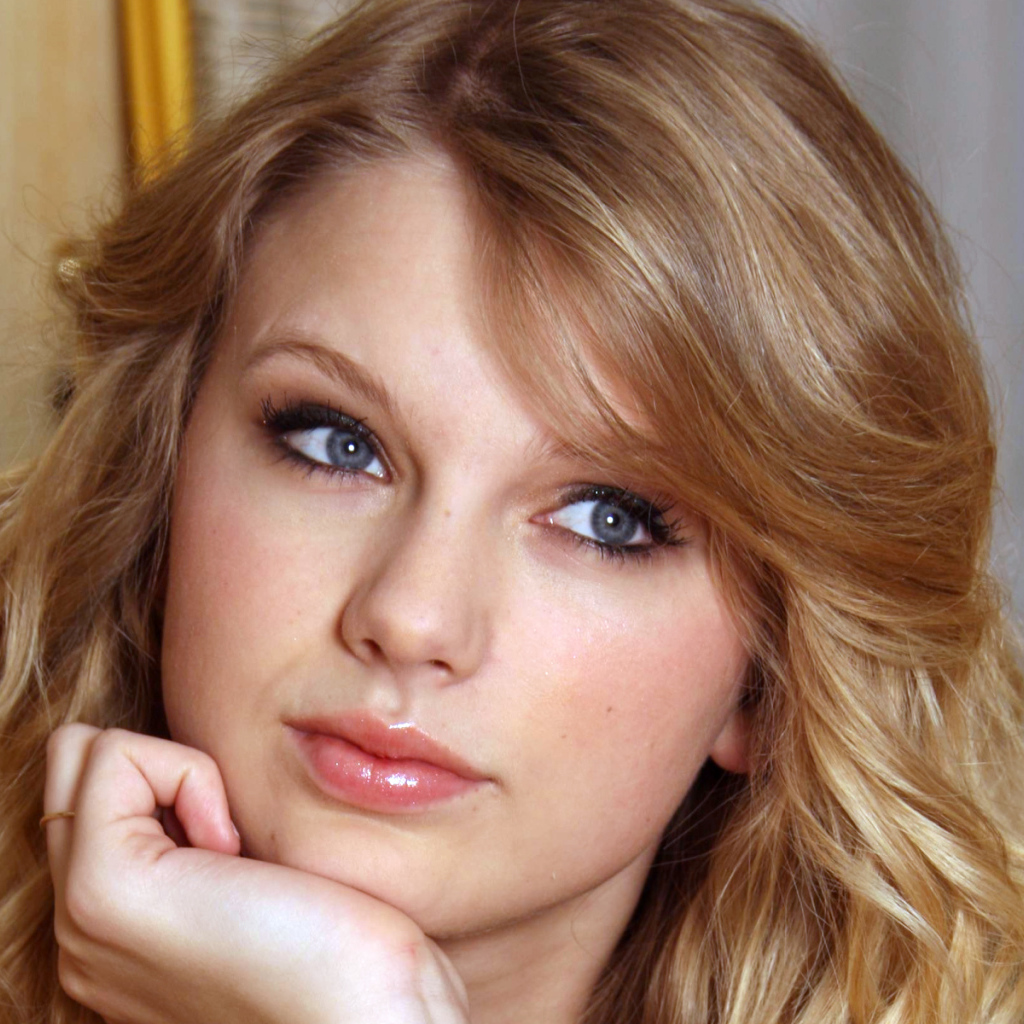 Taylor Swift думает