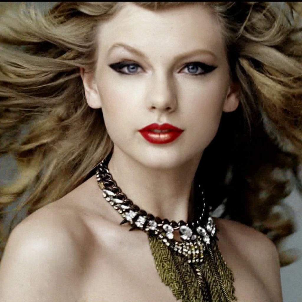 Taylor Swift выглядит как Клеопатра