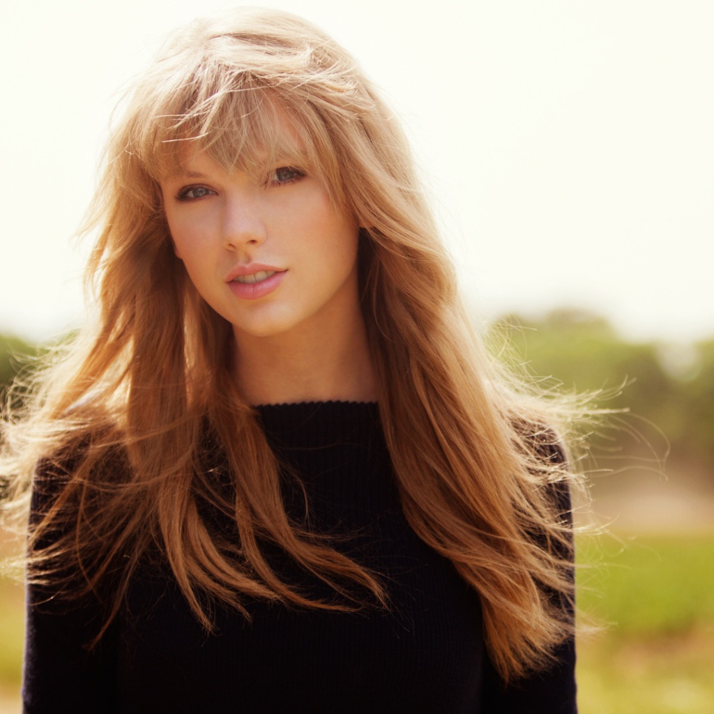 Taylor Swift на открытом воздухе