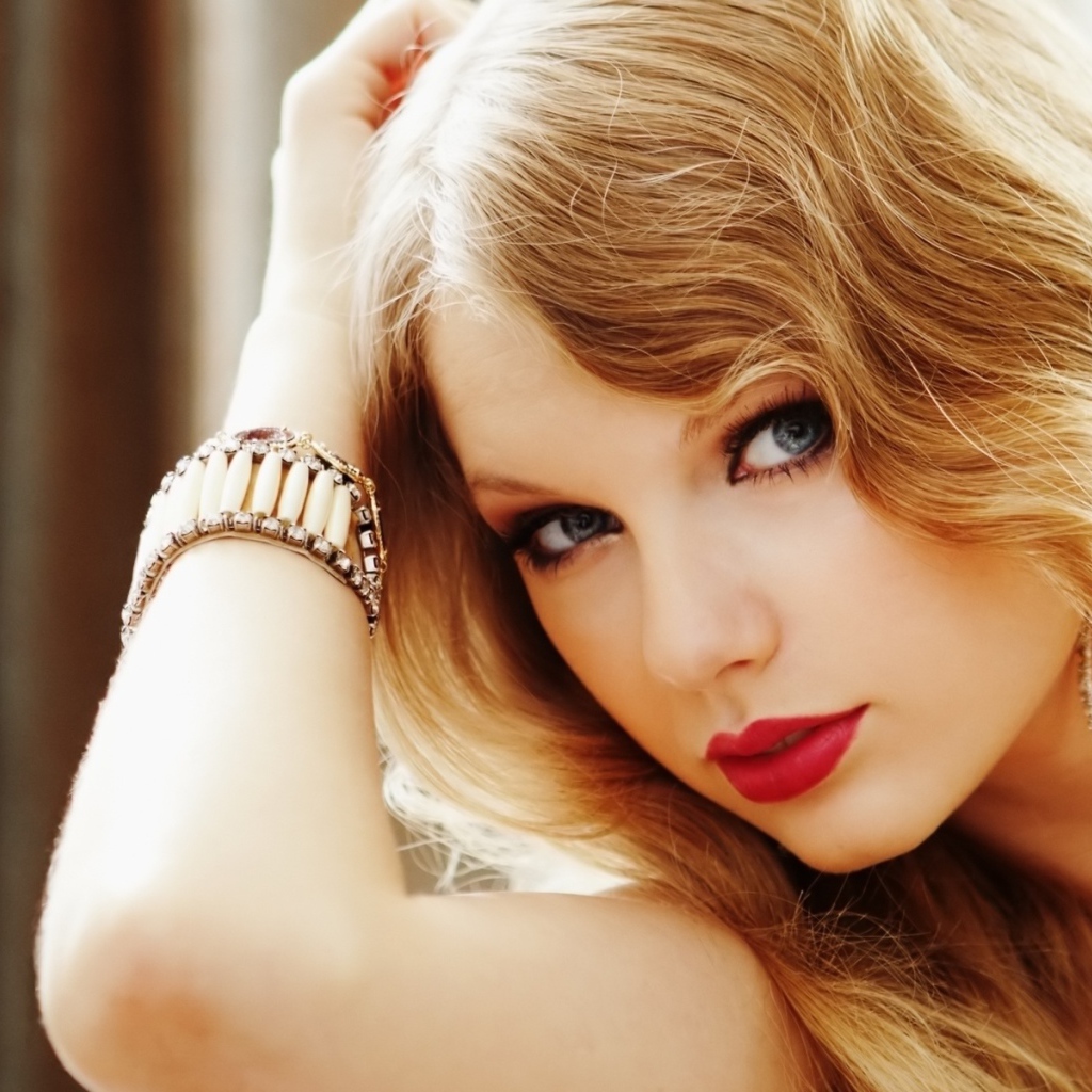 Taylor Swift красные губы