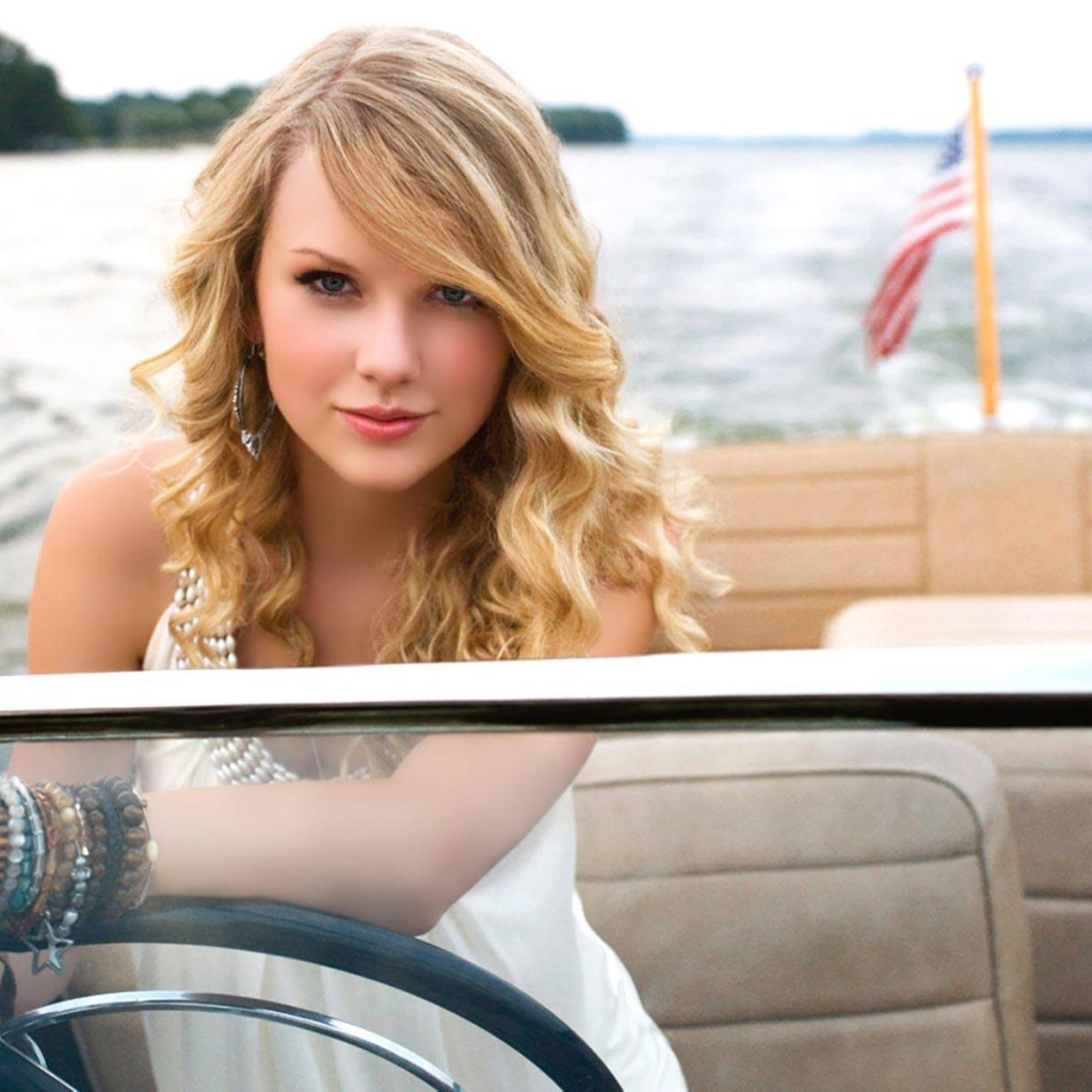 Taylor Swift плавает на теплоходе