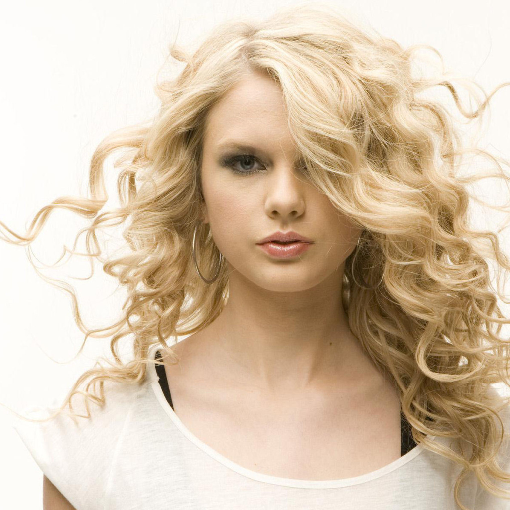 Taylor Swift под действием ветра