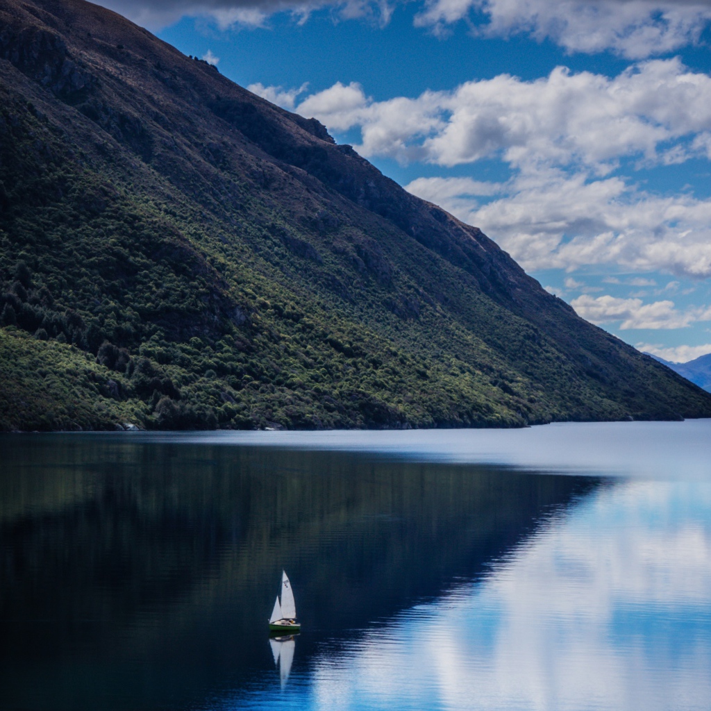 Склон горы у озера