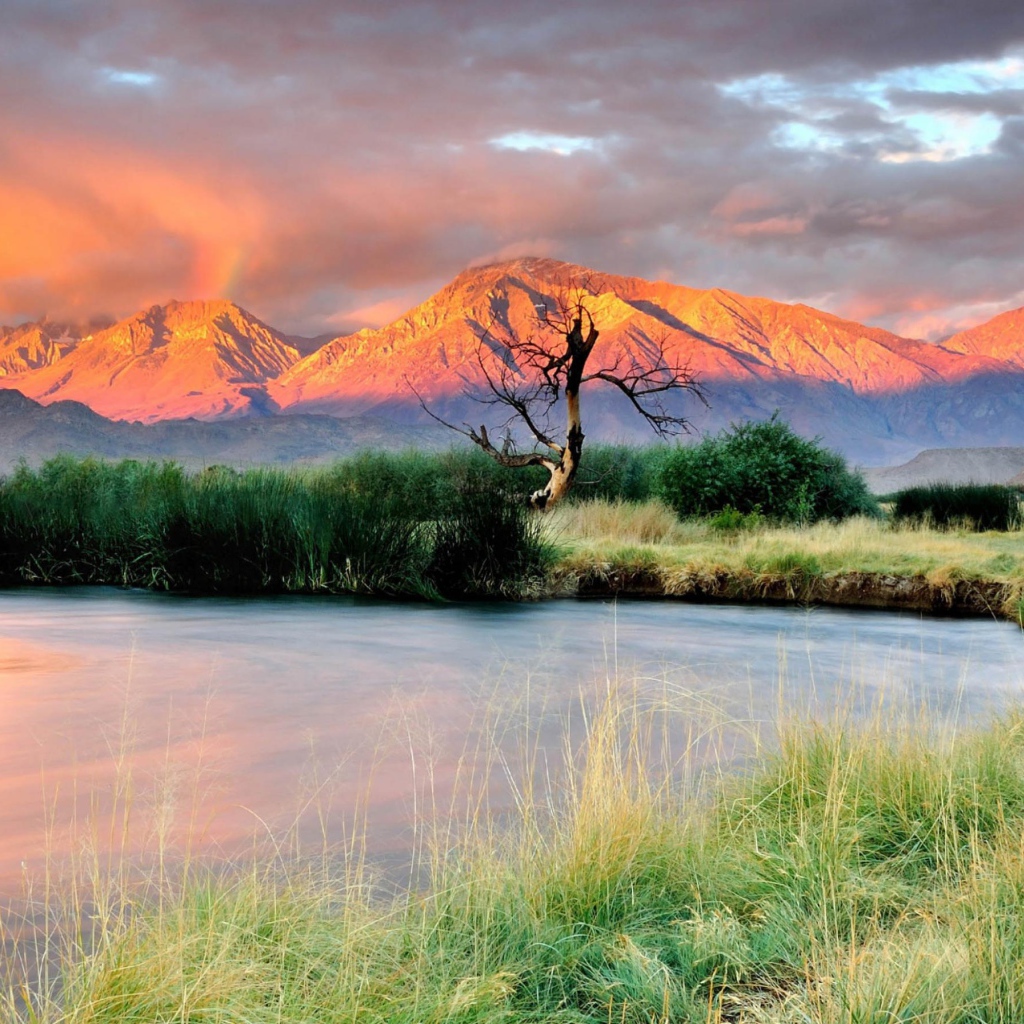 Горы и река на закате